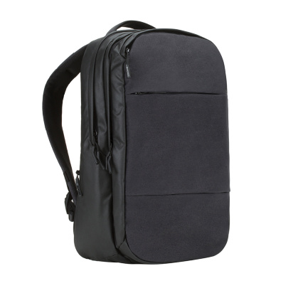 Рюкзак Incase City Backpack Рюкзак Incase City Backpack - это отличный вместительный рюкзак для гаджетов и личных вещей. Он изготовлен из прочных материалов. У рюкзака есть специальное отделение, идеальное подходящее для MacBook и других ноутбуков с диагональю 17 дюймов.