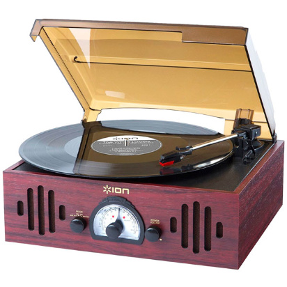 Виниловый проигрыватель ION Audio TRIO LP с радио Виниловый проигрыватель ION Audio TRIO LP с радио – отличный вариант для любителей стиля ретро. Он выполнен в форме чемоданчика, оснащен инструментами для проигрывания настоящих виниловых пластинок и поддерживает воспроизведение радио. 
