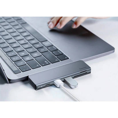 Baseus Type-C to USB 3.0x2/SD/TF/Type-C PD - USB-концентратор для MacBook Pro Baseus Type-C to USB3.0x2/SD/TF/Type-C PD — это компактный USB-хаб с широким набором интерфейсов. Он совместим с MacBook Pro 2016 и 2017 года выпуска, которые имеют разъемы USB Type C. Концентратор позволяет в значительной мере увеличить коммуникационные возможности ноутбука от Apple, не занимая при этом места на рабочем столе.